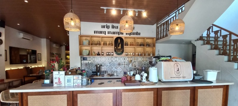 Urip iku sejatine mung ma...